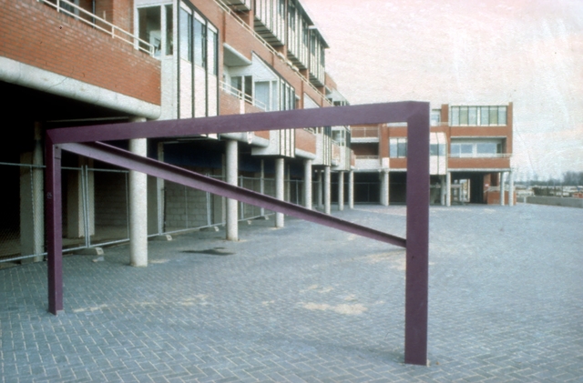 Inrichting Centrumplein Lunetten, Utrecht. i.s.w.met J. van Wijk.
(project praktijkonderzoek beeldende kunsten)