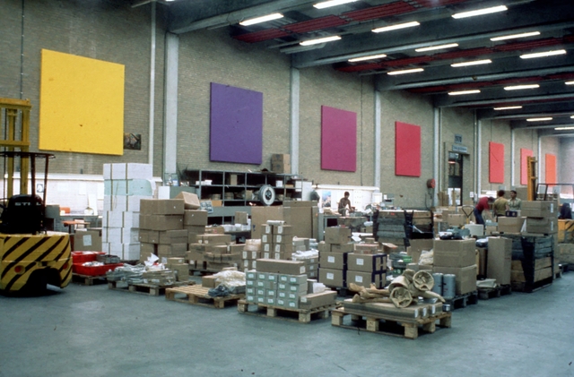 Centraal Magazijn PTT. 120 monochromen tussen de stellingen verspreid over 4 hallen.