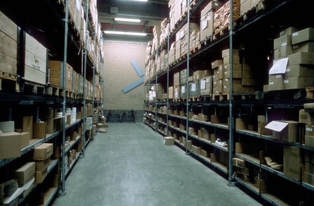Centraal Magazijn PTT. 120 monochromen tussen de stellingen verspreid over 4 hallen.