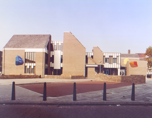 Buurthuis Transvaal Den Haag. Geëmailleerde platen aan gevels.