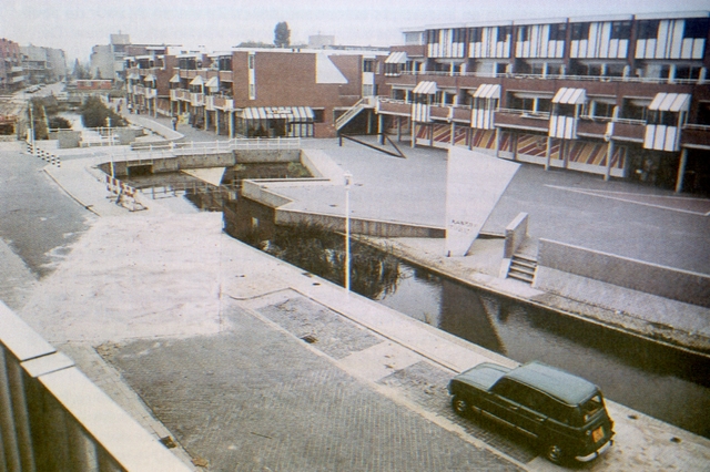 Inrichting Centrumplein Lunetten, Utrecht. i.s.w.met J. van Wijk.
(project praktijkonderzoek beeldende kunsten)