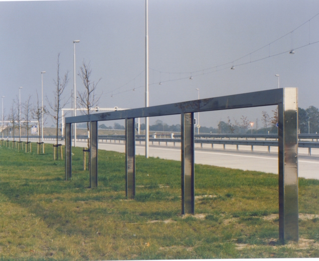 Dubbelsculptuur grenspost (Benthem & Crouwel)
De Poppe, Oldenzaal. I.s.m. J. van Wijk.

De opdracht dateert van voor het Schengen akkoord. Als voorwaarde gold dat het aanzicht van het kunstwerk nergens breder mocht zijn dan 25 cm. Bij calamiteiten en oorlogen dient het gehele schootsveld vrij te zijn van obstakels waarachter schutters zich mogelijk zouden kunnen verschuilen.