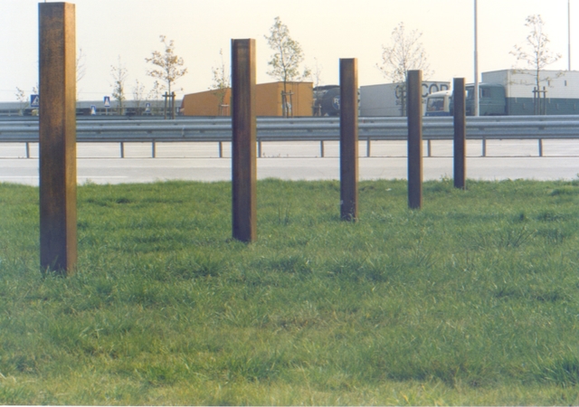 Dubbelsculptuur grenspost (Benthem & Crouwel)
De Poppe, Oldenzaal. I.s.m. J. van Wijk.

De opdracht dateert van voor het Schengen akkoord. Als voorwaarde gold dat het aanzicht van het kunstwerk nergens breder mocht zijn dan 25 cm. Bij calamiteiten en oorlogen dient het gehele schootsveld vrij te zijn van obstakels waarachter schutters zich mogelijk zouden kunnen verschuilen.