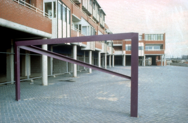 Inrichting Centrumplein Lunetten, Utrecht. i.s.w.met J. van Wijk.
(project praktijkonderzoek beeldende kunsten)