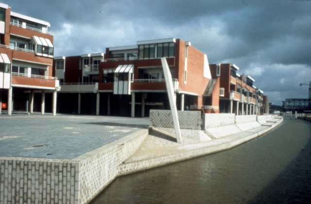 Inrichting Centrumplein Lunetten, Utrecht. i.s.w.met J. van Wijk.
(project praktijkonderzoek beeldende kunsten)
