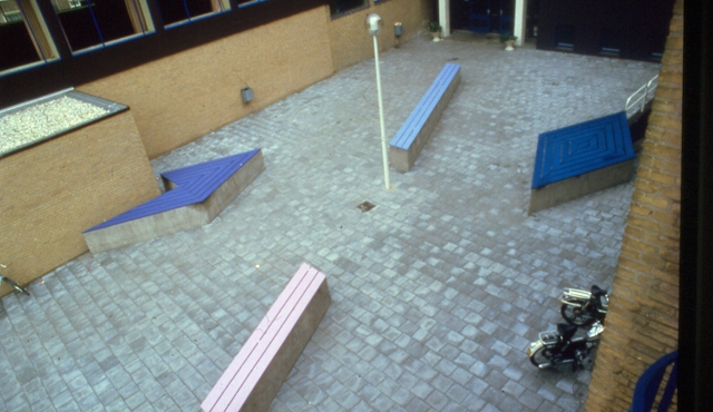 Binnenterrein Hogeschool Haaglanden
Den Haag. Gelakte houten delen op beton.