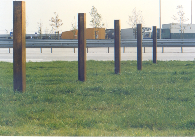 Dubbelsculptuur grenspost (Benthem & Crouwel)
De Poppe, Oldenzaal. I.s.m. J. van Wijk.

De opdracht dateert van voor het Schengen akkoord. Als voorwaarde gold dat het aanzicht van het kunstwerk nergens breder mocht zijn dan 25 cm. Bij calamiteiten en oorlogen dient het gehele schootsveld vrij te zijn van obstakels waarachter schutters zich mogelijk zouden kunnen verschuilen.